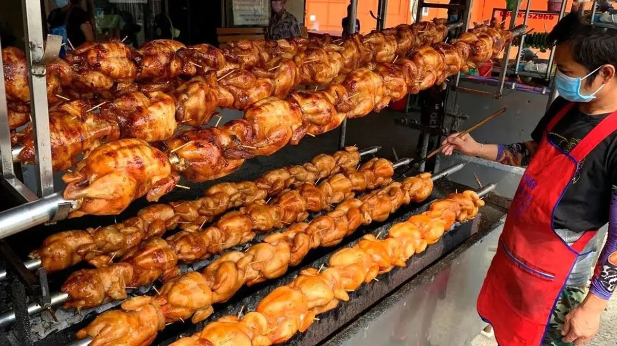 کباب کردن 10 هزار مرغ در 3 ساعت؛ رکورد جدید آشپز خیابانی کره‌ای | فیلم