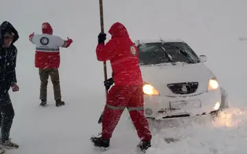 تلاش نفس‌گیر ۱۰ ساعته برای نجات مادر باردار در دل برف
