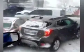 تصادف زنجیره‌ای وحشتناک به دلیل یخ زدگی خیابان + فیلم 