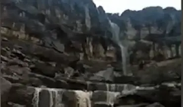 آبشار زیبای "تنگ شکن" در ارسنجان + فیلم 