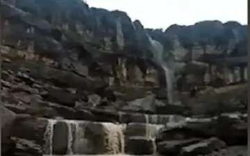 آبشار زیبای "تنگ شکن" در ارسنجان + فیلم 