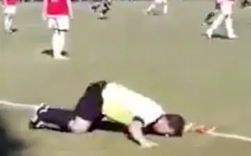 حرکات ناموزون داور در زمین فوتبال 