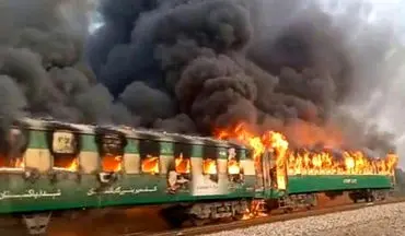 مردی در هند مسافران یک قطار را به آتش کشید + جزییات
