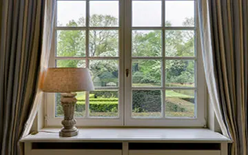 شارژر تلفن همراه خود را به پنجره وصل کنید! + فیلم