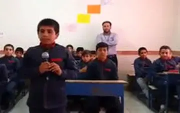 دانش‌آموزی که به‌جای خواندن جنتلمن، اذان می‌گوید