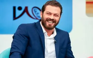 تصویری از پژمان بازغی در کنار ماشین لاکچری و میلیاردی‌اش