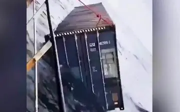 کشف یک کانتینر پر از آیفون ۱۲ در دریا! + فیلم 