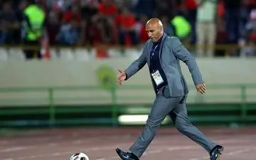  صحبت‌های منصوریان با داور و اعتراض هواداران استقلال به سرمربی 