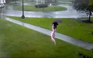 صاعقه عابر جوان را غافلگیر کرد