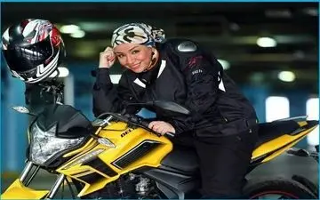 موتورسواری ستاره زن سینما در فیلمی با حضور محمدرضاگلزار + عکس