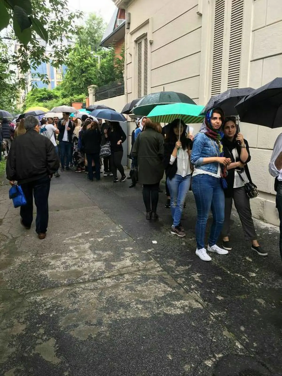 عکس/ رای دادن ایرانی‌های میلان در زیر باران