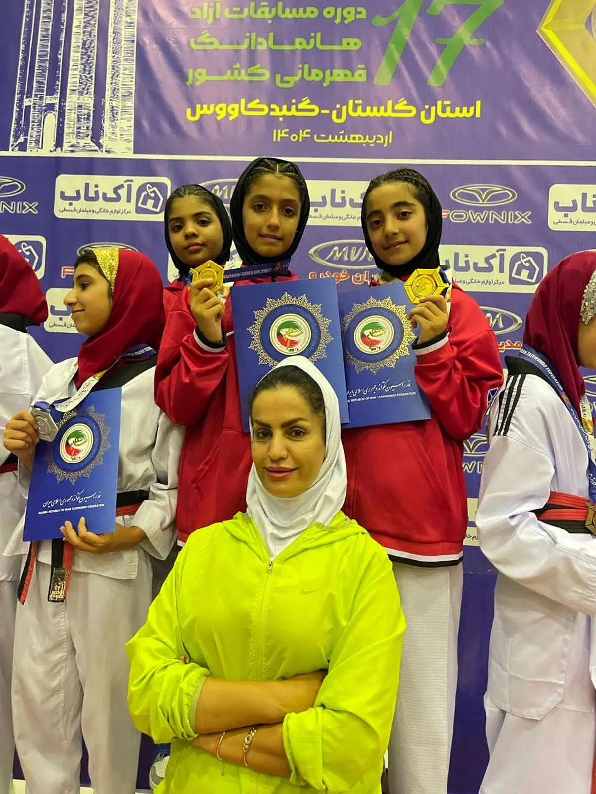 طلای پومسه بر گردن دختران کیش! قهرمانی در مسابقات تکواندو