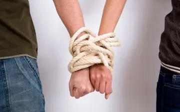  چرا به دیگران خیلی زود وابسته می‌شویم؟