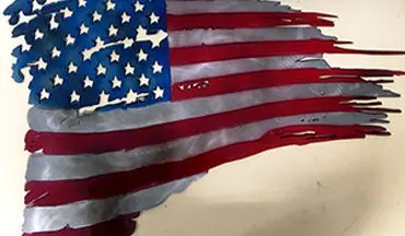 حرکت جالب مردم در پاک کردن کفش خود با پرچم آمریکا + فیلم