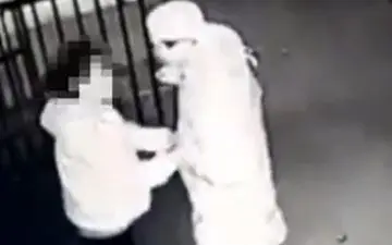 دفاع جانانه مرد جوان  از زن بی دفاع در برابر مرد شیطان صفت