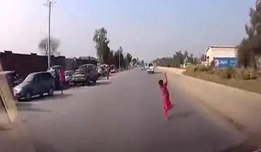 مرگ دردناک یک پسربچه پس از دویدن به وسط خیابان + فیلم 