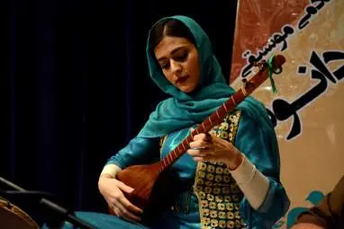 اجرای گروه هونیاک نوازندگان تنبور خونیای دانوش در دومین فستیوال موسیقی دانوش در شب دوم