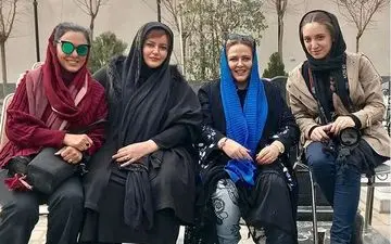 بهاره رهنما و دوستانش در پشت صحنه یک فیلم 