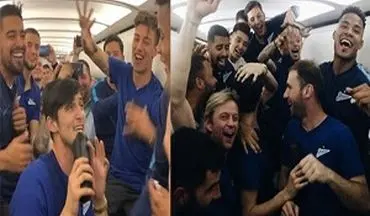 شادی زایدالوصف یاران آزمون در هواپیما!