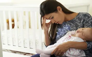 افسردگی بعد از زایمان چه اشخاصی را تحت تأثیر قرار می‌دهد؟
