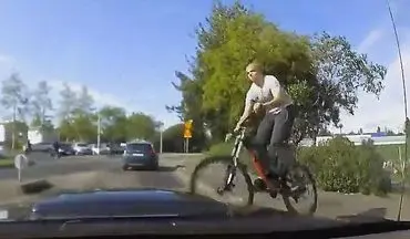 پرش ناگهانی دوچرخه‌سوار وسط خیابان