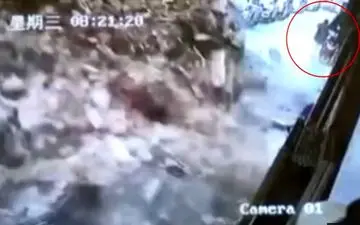 فرار معجزه آسای زن جوان از زنده به گور شدن در کوچه! 