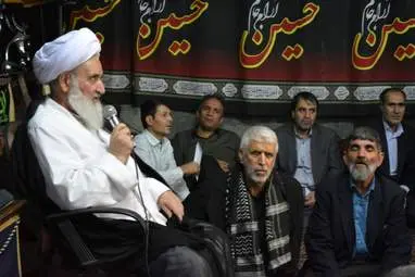 دیدار نماینده ولی‌فقیه و امام جمعه کرمانشا با مردم شاطرآباد در مسجد انصار‌الحسین به روایت تصویر