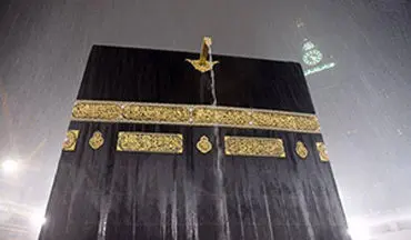 اقامه نماز زیر بارش رحمت الهی در مسجدالحرام