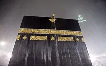 اقامه نماز زیر بارش رحمت الهی در مسجدالحرام