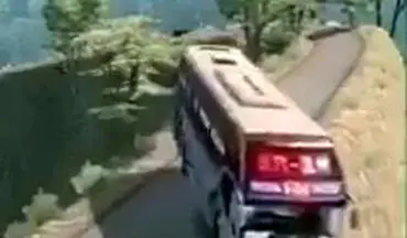 فیلم/ دور زدن دیوانه کننده اتوبوس در کنار دره عمیق