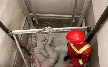 سقوط مرگبار از چاهک آسانسور در قم؛ مرد ۵۲ ساله جان باخت