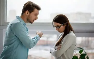 آیا واقعاً مقصر بودم؟ بازی خطرناک شریک خودشیفته با ذهن تو