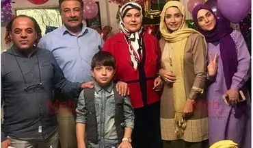 تصویری از جشن تولد شبنم قلی خانی در پشت صحنه یک سریال (عکس)
