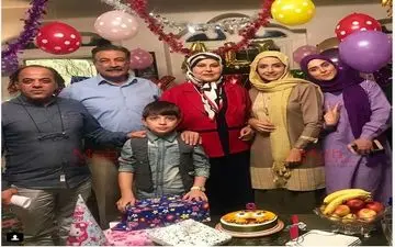 تصویری از جشن تولد شبنم قلی خانی در پشت صحنه یک سریال (عکس)
