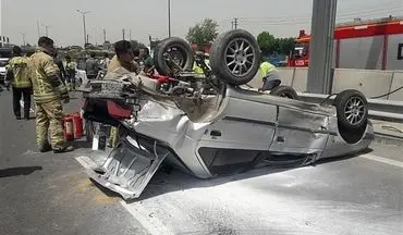 واژگون شدن پژو ۴۰۵ در تصادف شدید ۴ خودرو
