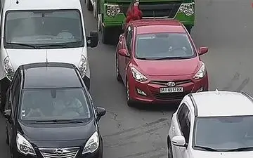 این زن زیر کامیون رفت و زنده ماند