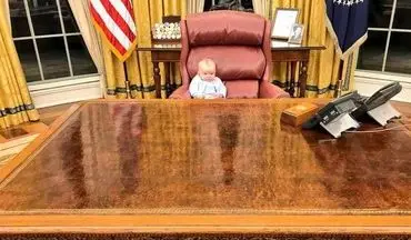 عکس/ نوه «ترامپ» پشت میز ریاست جمهوری
