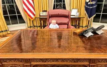 عکس/ نوه «ترامپ» پشت میز ریاست جمهوری