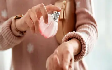 4 عطر زنانه خوشبو و ماندگار با قیمت مناسب برای زمستان؛ با کمترین هزینه، خوشبو شو

