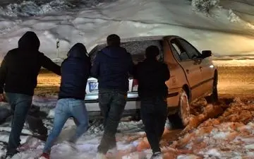 بارش سنگین برف «گردنه گله بادوش» الیگودرز را مسدود کرد