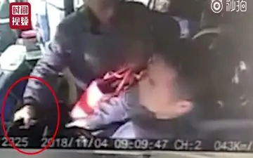 اقدام جنون آمیز مسافر در داخل اتوبوس! +فیلم 