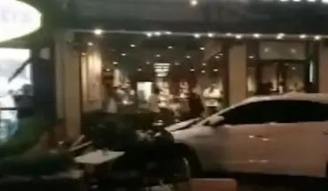 لحظه انحراف ناگهانی خودرو به داخل کافی شاپ! +فیلم