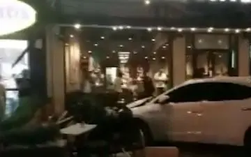 لحظه انحراف ناگهانی خودرو به داخل کافی شاپ! +فیلم