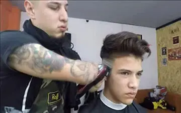 مهارت دیدنی آرایشگر بدون دست + فیلم