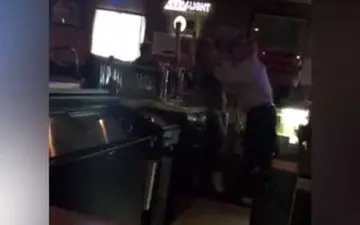 رفتار عجیب صاحب کافی شاپ با خدمتکار! +فیلم 