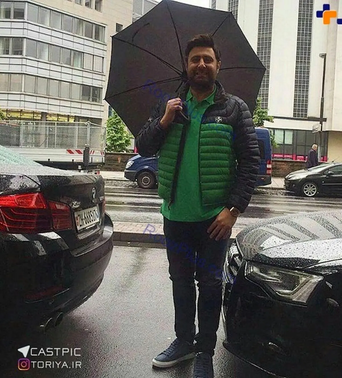 عکس/ تیپ خواننده مشهور درخیابان های خارج از ایران