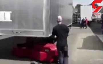 یک نفر بدون زور بازو بار تریلی را جا به جا می کند + فیلم 