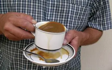 لرزش بدن هشداردهنده این بیماری هاست/ ۷ روش درمان ساده و تخصصی