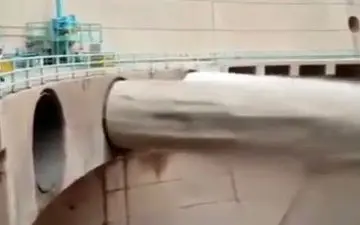لحظه باز شدن ۳دریچه اضطراری تخلیه آب سد دز پس از حدود ۵۰ سال +فیلم 