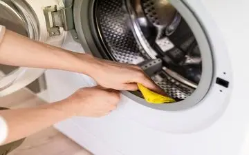 چگونه ماشین لباسشویی خود را ضدعفونی کنید؟ ۴ راهکار ساده و کارآمد